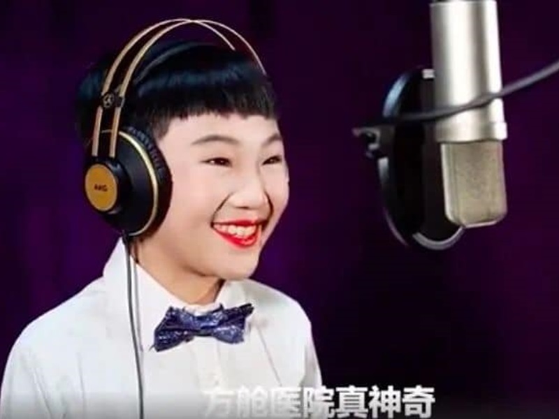 歌曲邀請來一名小男孩拍攝MV。影片截圖