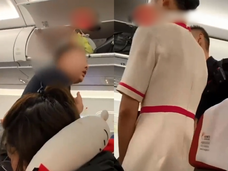 長龍航空一架從珠海飛往哈爾濱的航班上,一名男子當眾脫鞋還大罵空服員。 影片截圖