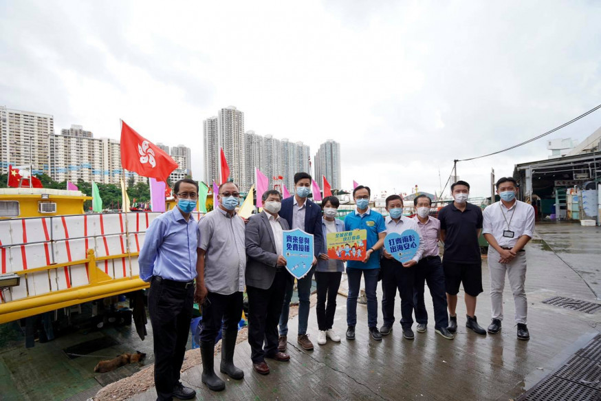 聶德權視察外展隊為約250名內地漁工接種情況。聶德權FB圖