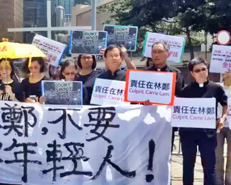 黑衣示威者帶同橫額請願。郭家麒FB截圖