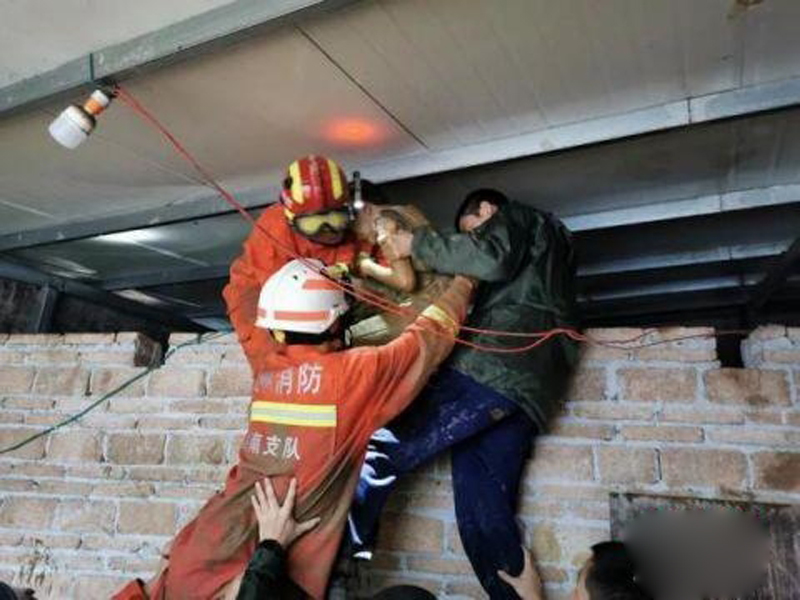 10歲男孩被壓埋,消防花4小時成功救出。(網圖)