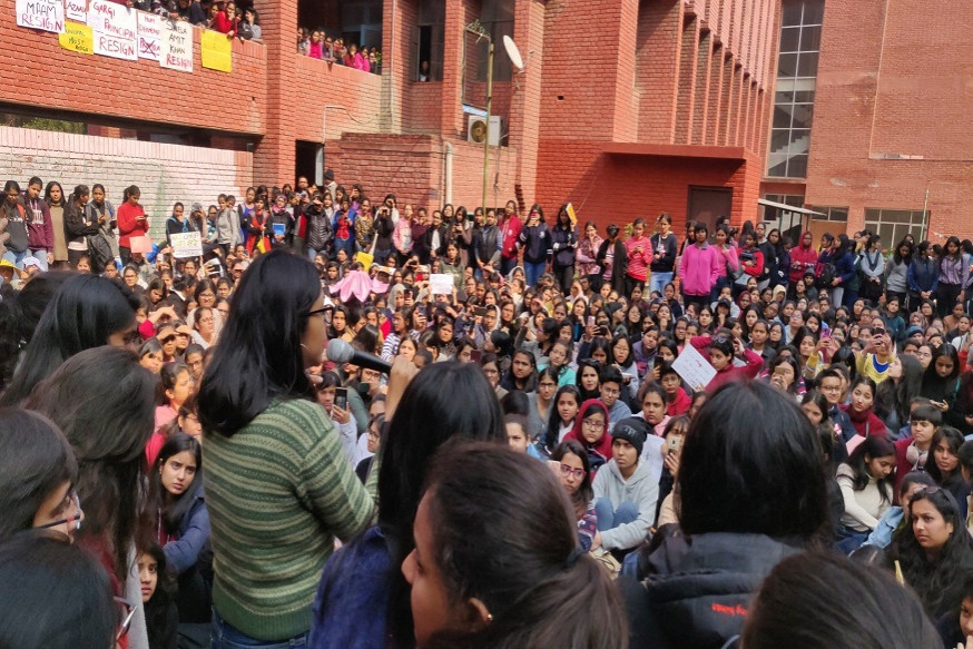 印度千名男子闖知名女校性侵多名女大生百人聚集校園抗議 頭條日報
