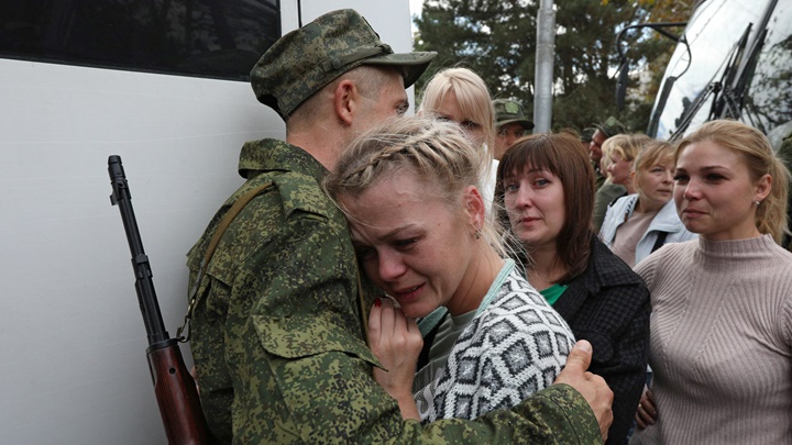 俄軍徵召民眾服役,烏克蘭則推出計畫讓士兵可安全投降。路透社資料圖片