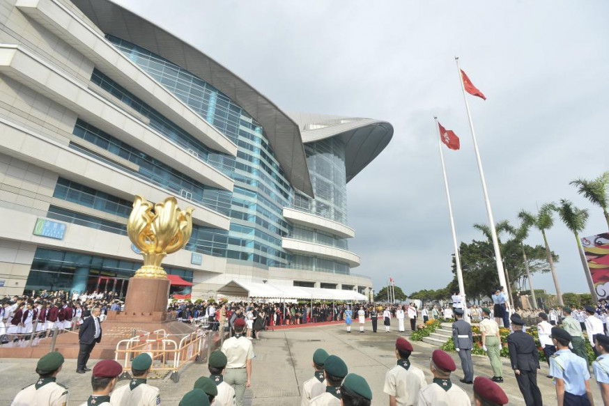 李家超等一眾政府官員將出席明日在會展的升旗禮。(資料圖片)