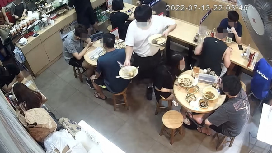 片段所見,食肆在坐滿食客後,環境相當擠逼。(片段截圖)