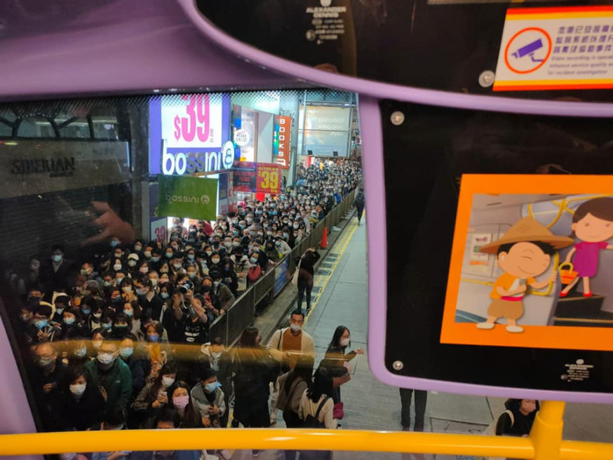 港島出現放工人潮排巴士。香港公共交通智庫圖片