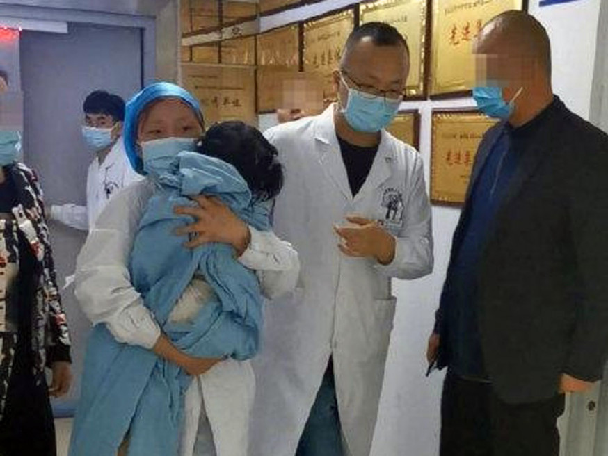 四川男糾紛中3次將對方3歲孫女掟落地。