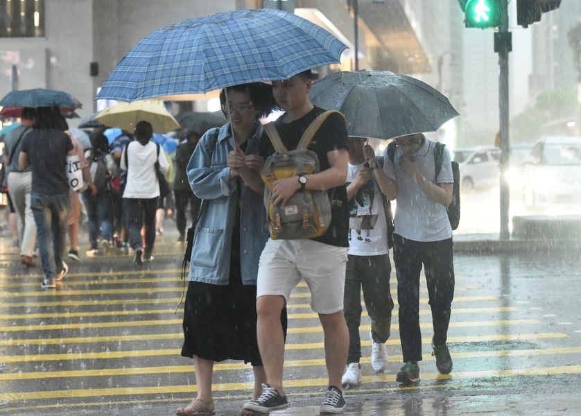 天文台發出黃雨警告。資料圖片