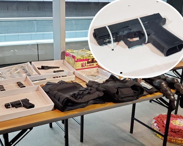 警方檢獲大批武器,包括於天后檢獲一把9mm懷疑格洛克(Glock)半自動手槍(小圖)。