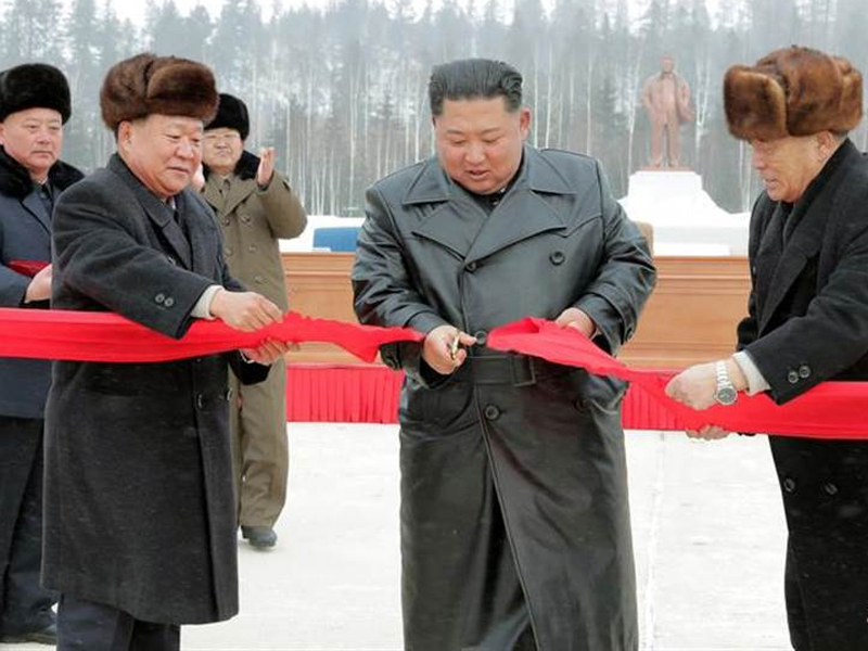 金正恩到三池淵郡出席剪綵儀式。朝中社
