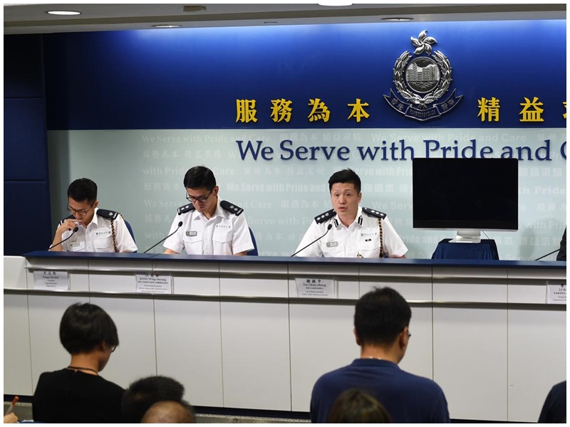江永祥(左二)指身穿深色衣服的警員到警總上班。