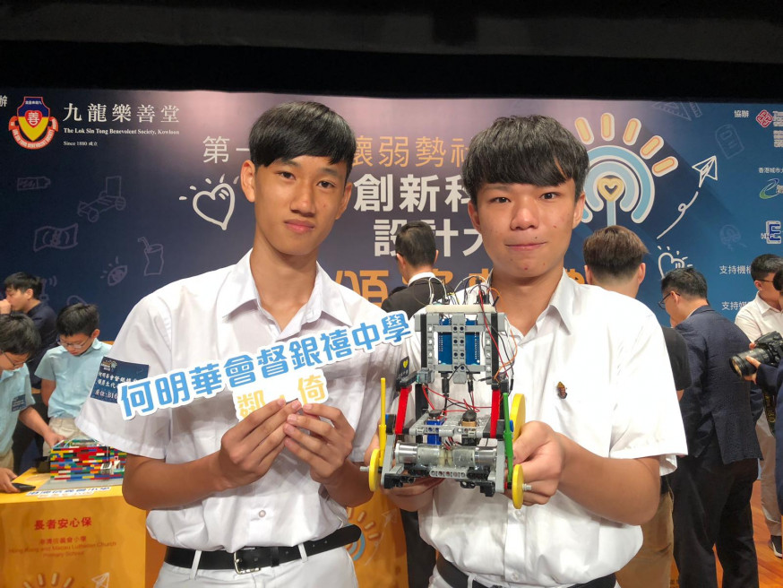 柯卓華(左)指,在校內已製作外置裝置,安裝在輪椅上進行測試。