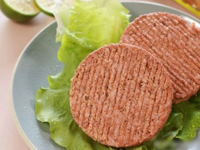 目前人造肉的價格很貴,比市面上豬肉貴6倍,牛肉貴4倍。網圖
