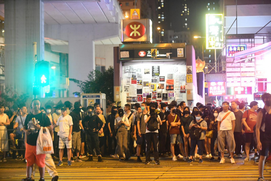 大批市民在太子站外。