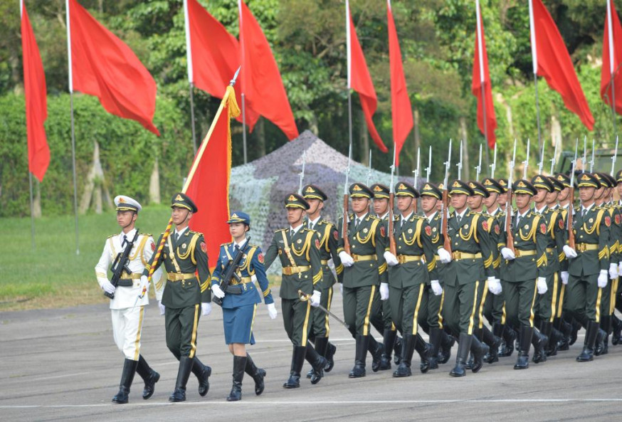 1997年7月1日解放軍駐港部隊陸海空三軍官兵,踏上香港依法履行香港防務。資料圖片