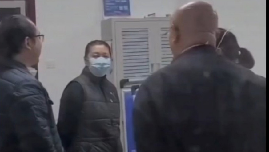 影片見屋裡兩男兩女在交談。影片截圖