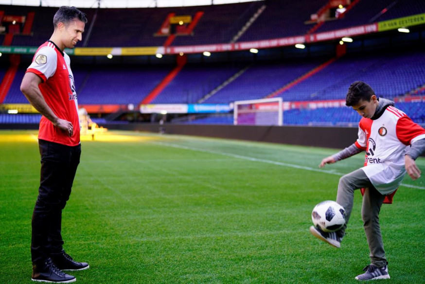 尹佩斯兒子沙基爾（右），與飛燕諾簽下個人首份職業球員合約。Reuters資料圖片