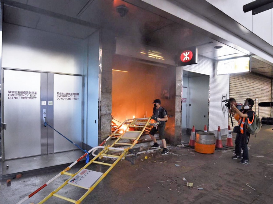港鐵多個車站都遭受破壞。