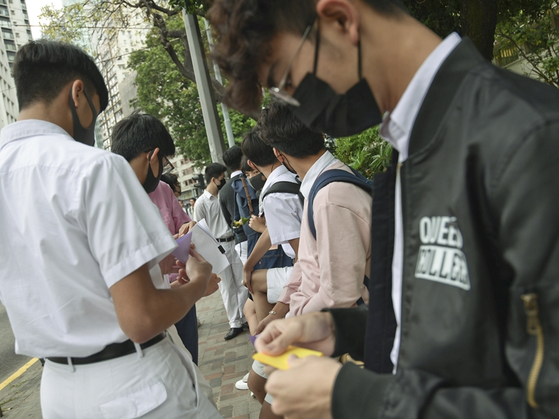 皇仁書院等官中名校,學生均曾積極參與罷課、喊口號、拉人鏈等活動。資料圖片