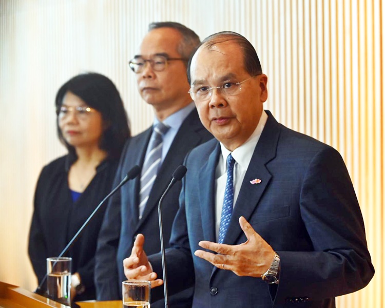 張建宗(右)希望大家回歸理性,更加不要濫用999求助電話。