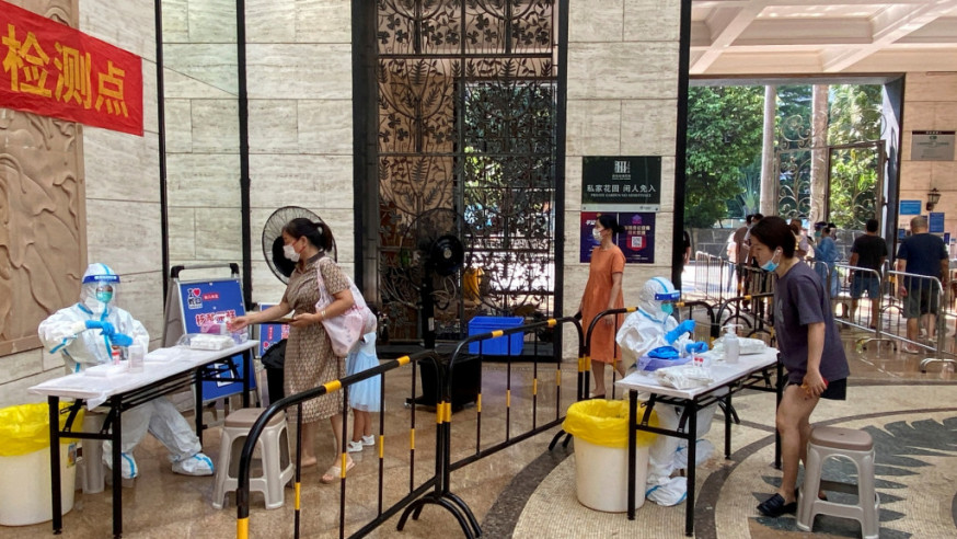 深圳龍崗區由午夜開始餐飲場所人流限50%。REUTERS