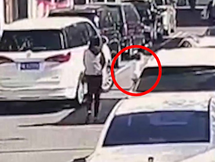 上海6歲女童小區玩滑板車,母親面前被車輛撞倒輾壓身亡。(網圖)