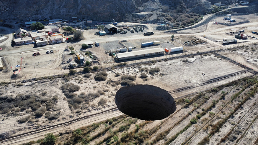 智利礦場附近天坑直徑倍增至50米，原因未明。路透圖