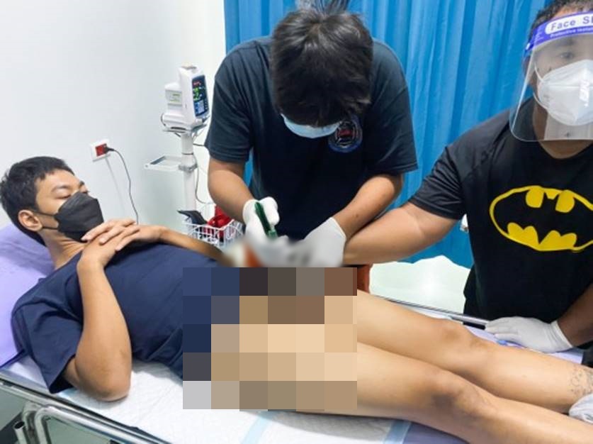 泰男躺在床上接受求助,十分尷尬。互聯網圖片