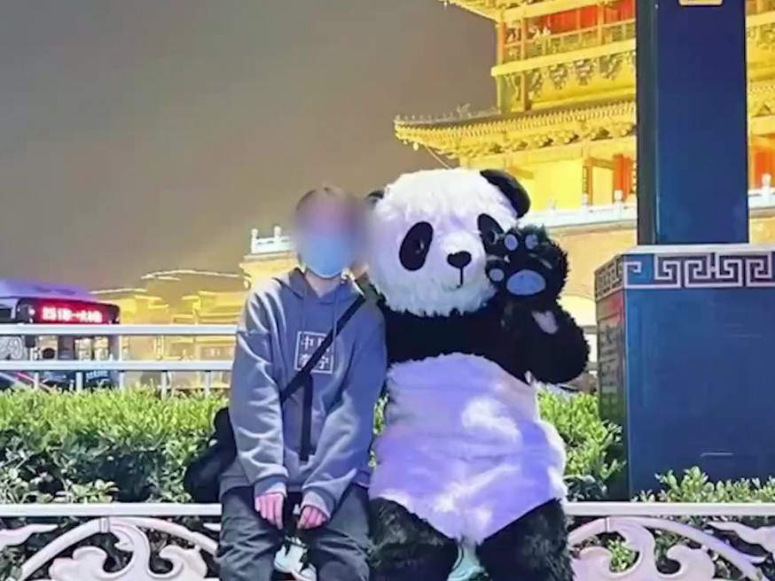 西安現熊貓卡通人合影後索收費,女遊客疑被騙。
