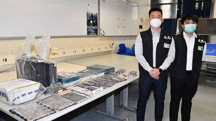 警方檢獲一批虛假文件、公司印章、手提電腦及多部電話。