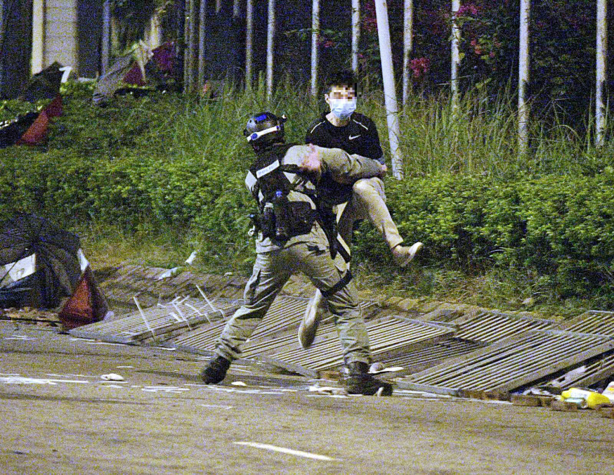 大批示威者嘗試逃跑