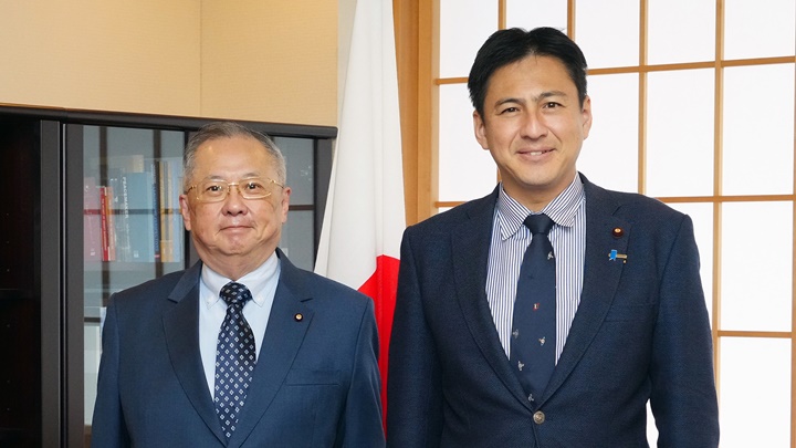 張宇人（左）周一與日本副外相武井俊輔（右）會面。日本外務省圖片