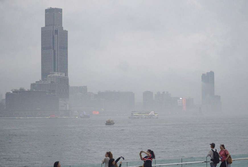 周末一股潮濕的海洋氣流來襲,本港有霧。資料圖片