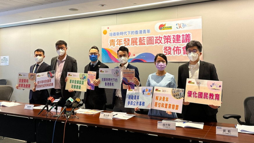 民建聯立會議員梁熙(左三)及青年民建聯主席施永泰(右三)解釋建議書詳情。