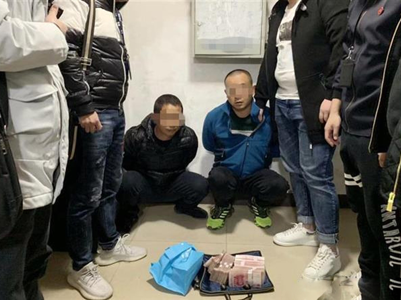 警方將拎著20萬現金準備走人的兩個騙子抓獲。(網圖)