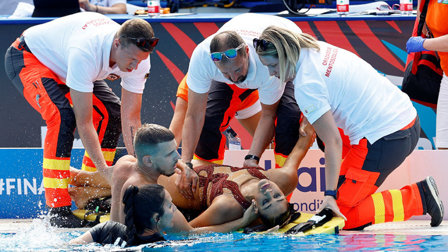 美國韻律泳選手艾拉維絲在世錦賽突然昏厥沉入池底。AP圖片