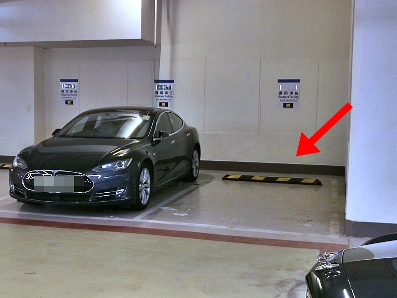 中環中心一個車位「天價」七百六十萬元易手(箭嘴示),成為全港「車位王」。