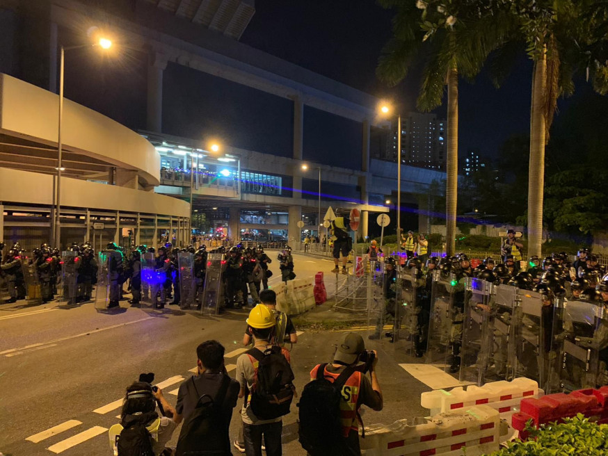 【元朗暴力】示威者南邊圍聚集舊墟路設水馬 防暴警舉藍旗促散去