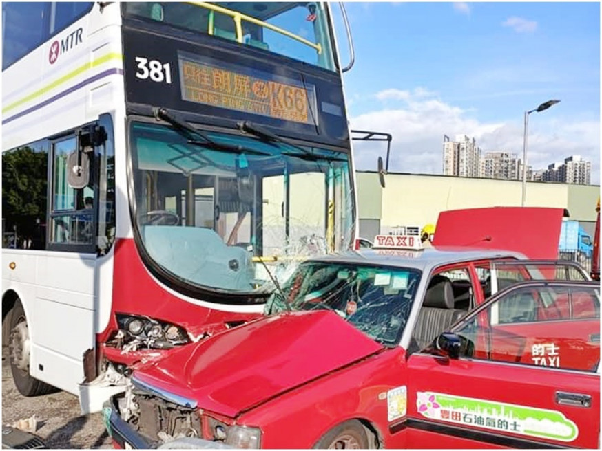 的士車身嚴重變形損毀,巴士車頭擋風玻璃爆裂。fb「馬路的事討論區」Bosco Chu圖片