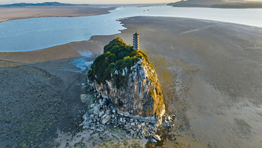 本在水面下的江西九江鄱陽湖鞋山島,近日露出湖面變成小山。