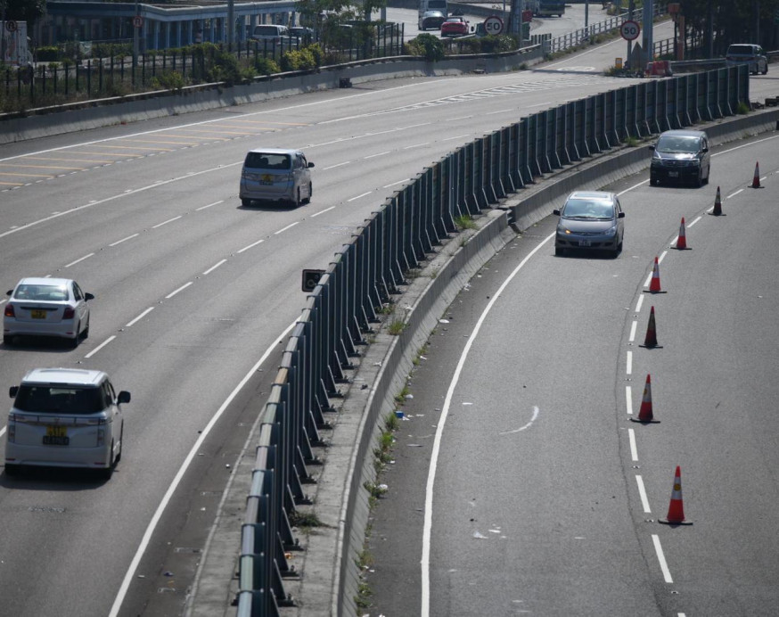示威者開放吐露港公路部分行車線。