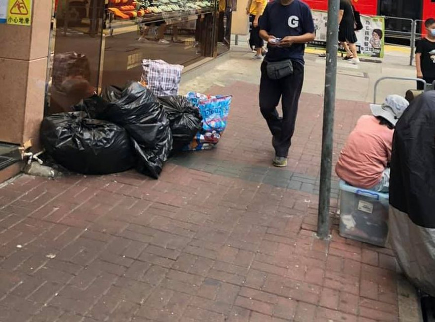 婦人連日在街上露宿。朱江瑋FB圖片
