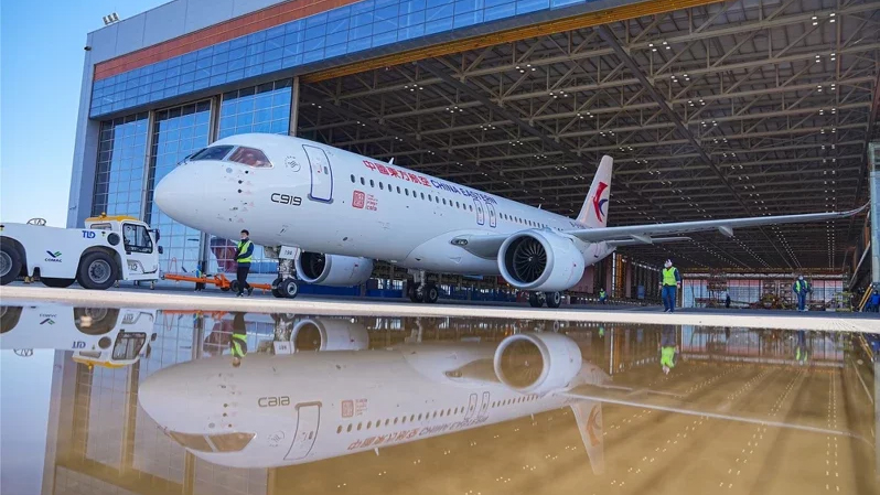 首架C919交付給東方航空,象徵客機即將投入使用。央視新聞圖