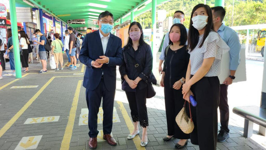運輸及物流局局長林世雄昨日早上繁忙時間到屯門公路轉乘站視察。運輸及物流局FB圖