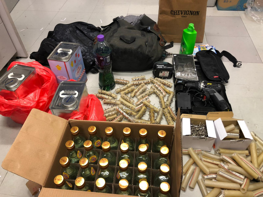 警方行動中檢獲一批物品。網圖