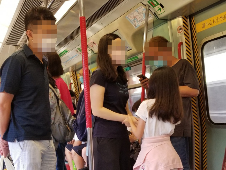 網民指自己坐下後,站在旁的港媽一直單單打打。Lihkg 袁崇煥