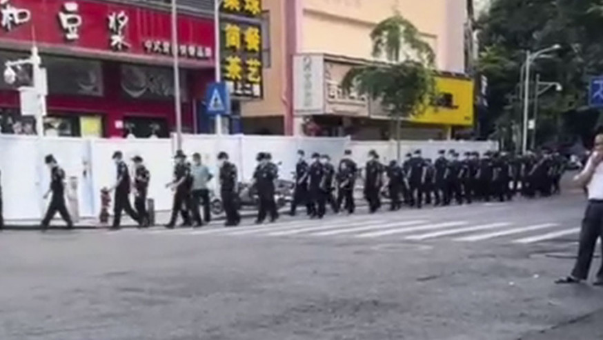深圳福田區封管三天，隔離板封村，出動大批警員巡邏。