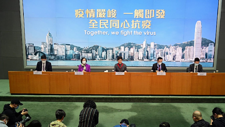 林鄭月娥形容政府的防疫措施是重鎚出擊。