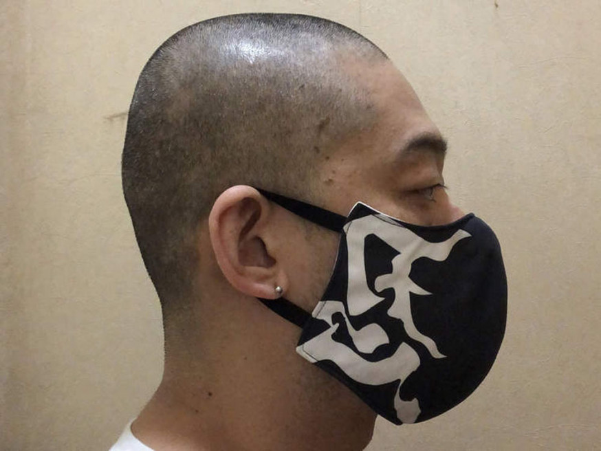 被指章魚燒混入頭髮,老闆剃光頭謝罪。