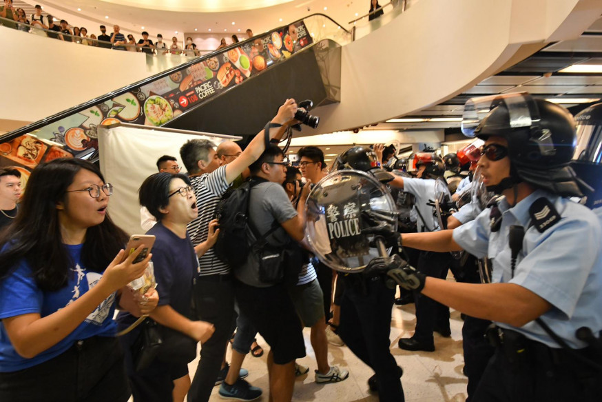 防暴警察驅散抗議人群